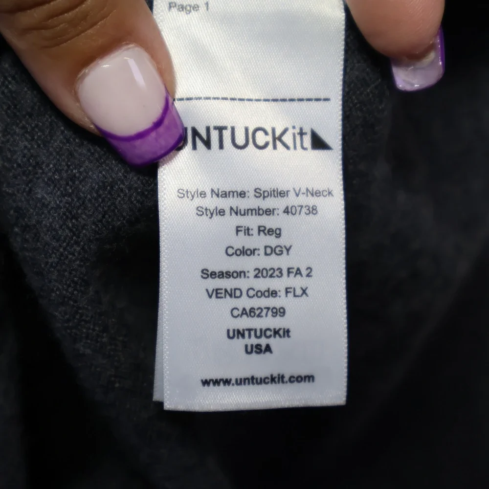 UNTUCKit Spitler V-Neck Sweater Mens Medium Gray Extrafine Merino Wool 40738